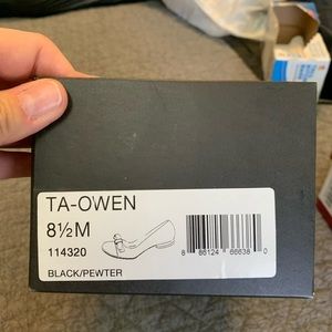 Tahari round toe flats size 8.5.